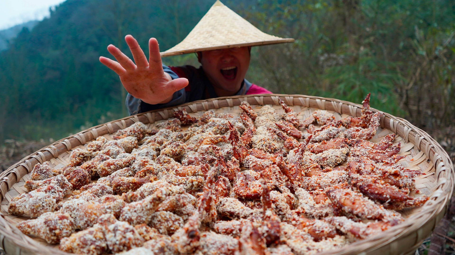 小伙一口气炸100个鸡翅,送给邻居老人一起吃,这味道真让人着迷